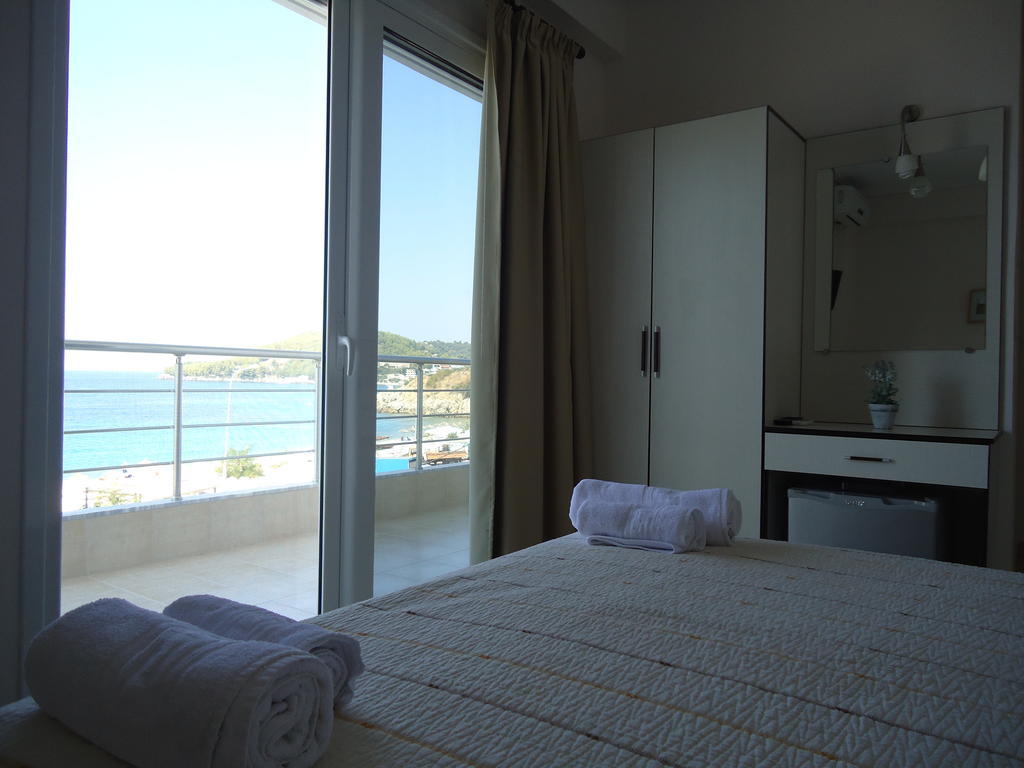 Rondos Hotel Himare Bilik gambar